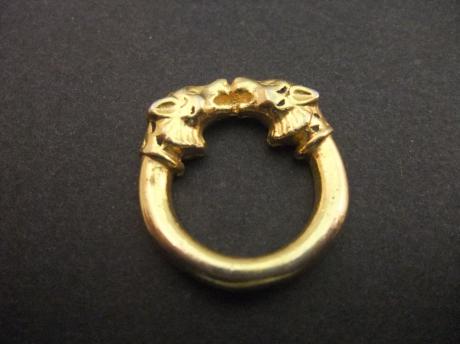 Ring twee leeuwenkoppen goudkleurig